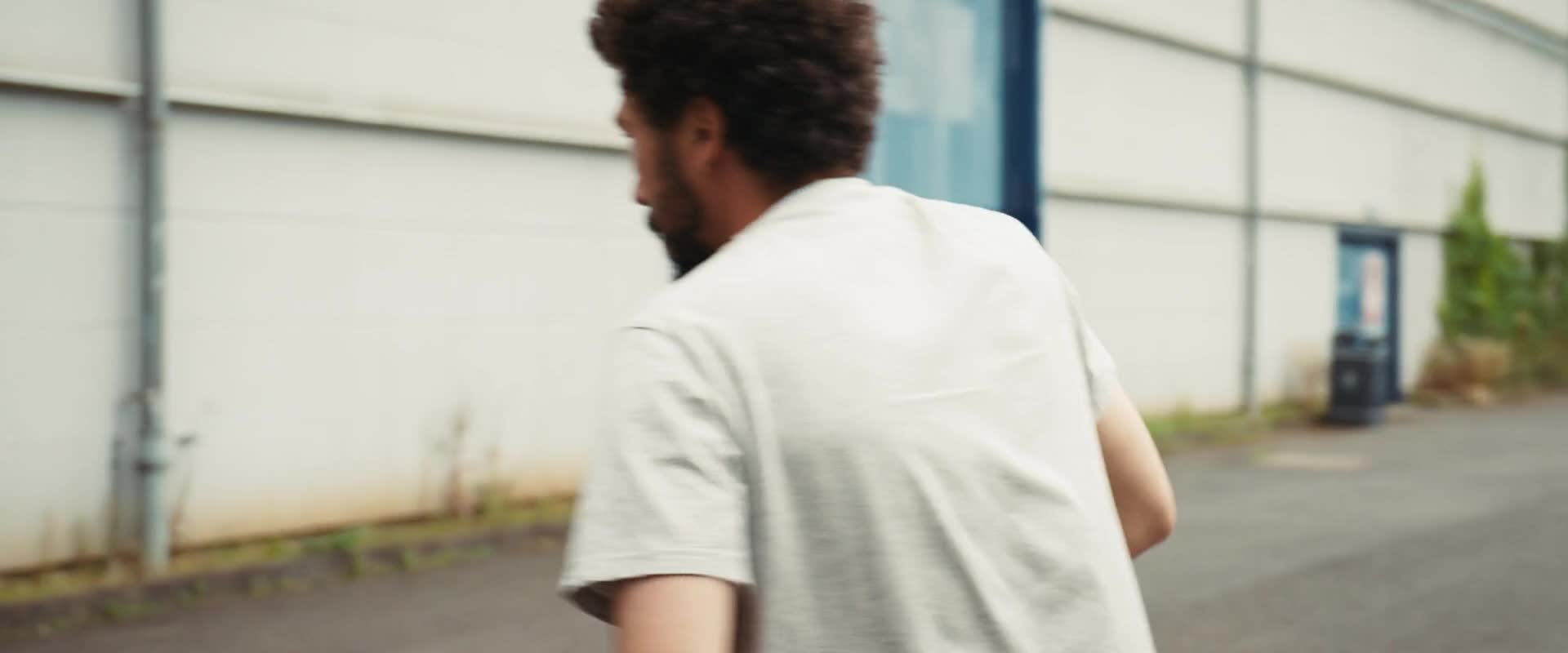 American Sweatshop 2025 1080p WEBRip x264 AAC5 1 CZ titulky mp4